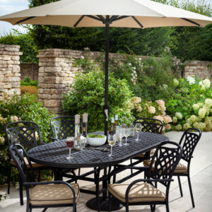 6_seat_garden_cast_aluminium_garden_furniture_in_leafy_courtyard