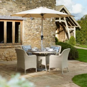 Bramblecrest Tetbury 4-Seat Dining Set With Round Tree Free Top Table & Parasol - Nutmeg