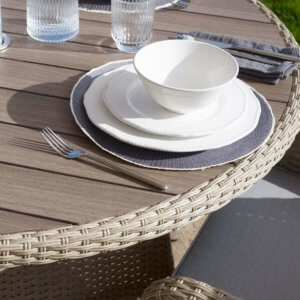 Bramblecrest Tetbury 4-Seat Dining Set With Round Table & Parasol - Nutmeg