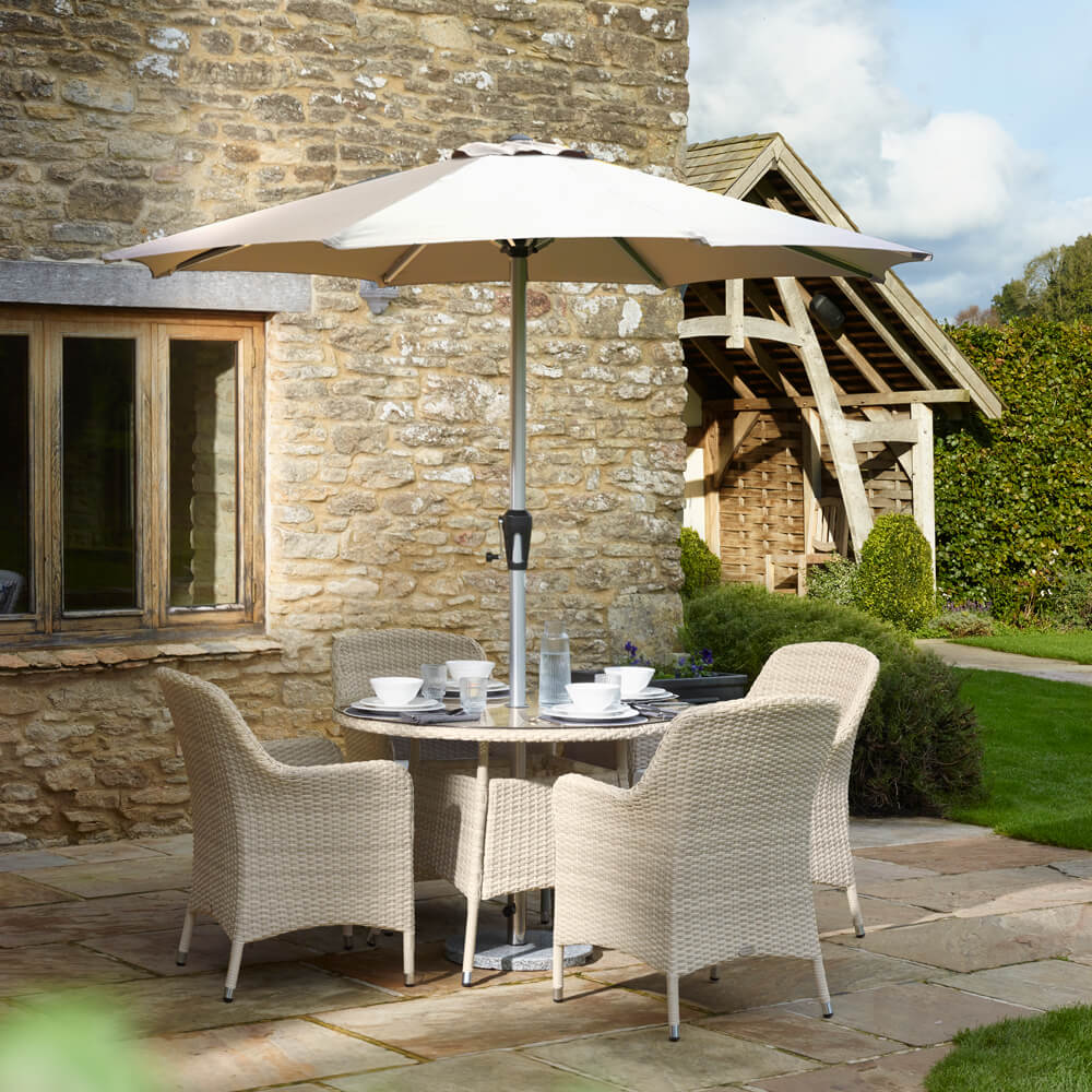 2021 Bramblecrest Tetbury 4-Seat Dining Set With Round Table & Parasol - Nutmeg