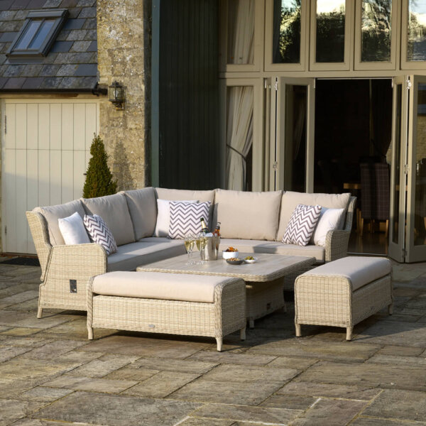Light_Coloured_Garden_furniture_On_Paving_In_front_Of_House
