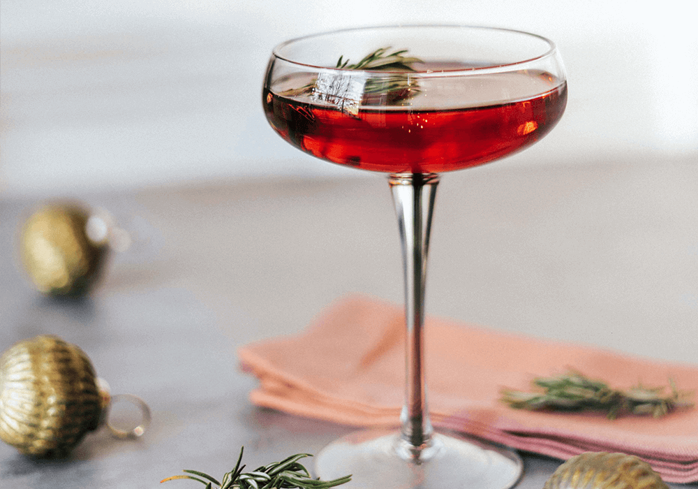 5 TYPES OF DRINKING GLASSES YOU NEED FOR A CHRISTMAS PARTY