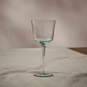 https://www.ioliving.co.uk/wp-content/uploads/2022/03/Olton-Wine-Glass-Green-Lead-Image-BR-14460631-300x300.jpg